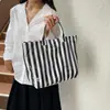 Bolsa de playa transparente a rayas de colores, un bolso de hombro dulce y elegante de gran capacidad, perfecto para vacaciones en la playa y fácil de combinar con cualquier atuendo