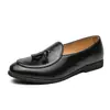 Sapatos Loafer Britânicos Retro com Borlas Masculinos Novos Tendência para o Trabalho Slip-on Casuais de Couro Sapatos Individuais para Todas as Estações