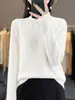 Suéter de tricô com gola alta, design elegante que acentua o decote, pode ser usado sozinho ou em camadas, um pulôver estiloso