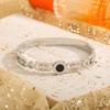 Pulsera de acero de titanio con diseño hueco de diamante, pulsera redonda de concha negra para mujer, pulsera Joker de moda, venta caliente transfronteriza, al por mayor