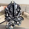 Novo Lenço de Seda Estilo Europeu e Americano para Mulheres, Venda Quente Comércio Exterior Protetor Solar de Verão Lenço de Praia, Estampa de Leopardo Multiuso, Tendência de Alto Padrão