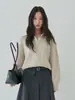 [Ou Fan] Suéter Soltinho com Gola de Tricô em Ponto Trançado e Decote V Macio e Aconchegante Estilo Coreano para Mulheres, Blusa em Camada Falsa de Duas Peças 11121