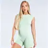Novo macacão de yoga sem mangas com shorts, bojo no peito, design vazado nas costas, adequado para esportes, corrida e fitness para mulheres