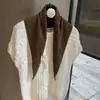 Cachecol triangular de tricô macio e aconchegante estilo coreano para mulheres, versátil e estiloso para o outono, com pontas afiadas, um toque de luxo e proteção para o pescoço