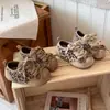 Tênis de treinamento alemão estilo coreano para meninas com estampa de leopardo, novos sapatos casuais de outono 2026 para meninas com velcro, sola macia, modernos