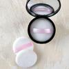 Fábrica al por mayor de herramientas de maquillaje de belleza, borla de maquillaje de gamuza súper suave, borla de maquillaje con logotipo impreso.