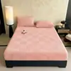Lençol de Cama de Leite Engrossado Ajustado Peça Única Coral Fleece Esculpido Cobertura de Cama Totalmente Fechada Cobertura de Cama Tatami Conjunto de Três Peças Comércio Exterior Atacado