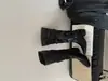 Botas Western Cowboy Femininas Estilo Retro Novo Inverno 2026 com Bico Quadrado, Salto Grosso, Fivela de Cinto e Cano Longo Franzido