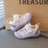 Zapatos de caminar para bebé anti-patada, zapatos de correr de cuero para bebé niño otoño 2026, zapatos de caminar de suela suave para bebé niña, venta al por mayor