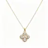 Cadena para Clavícula de Trébol de Cuatro Hojas con Diamantes Completos Brillantes Cadena de Acero de Titanio Cadena de Cobre Zirconia Colgante de Collar de Trébol de Cuatro Hojas de Lujo Ligero de Nicho para Mujer