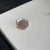 Serenidad de Té Blanco, Anillo Abierto Irregular de Perla Tejido Plegado, Anillo de Dedo Índice de Lujo Ligero de Gama Alta, Accesorio de Mano de Moda