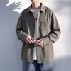 En stock: Nuevo modelo de otoño 2026, camisa casual de manga larga para hombre con cuello de solapa, rayas verticales y bolsillos, chaqueta fina/cárdigan