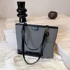 Elegante y versátil bolsa tote de gran capacidad para el otoño de 2026, perfecta para el trabajo y el uso diario, con un diseño chic y moderno