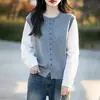 Cárdigan de punto con cuello redondo de terciopelo apto para la piel 2025 Primavera Nuevo Color Combinado Suelto Diseño Versátil Sentido de Diseño Top Falso de Dos Piezas