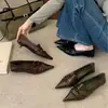 Novos sapatos femininos 2026 de bico fino, salto baixo, salto fino, plissados, modernos e versáteis para o trabalho e o dia a dia, feitos de couro macio