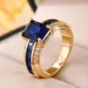 Anillo de Estilo Europeo con Trabajo Pesado de Circonita Cúbica Azul Zafiro Púrpura Dos Colores Disponibles Cuadrado Cortado en Escalón Diamante Incrustado Lujo Ligero Sensación de Alta Gama Anillo para el Dedo Joyería para la Mano