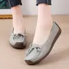 Sapatos femininos com sola grossa para aumentar a altura, novo modelo outono 2026, sapatos de sola macia para mães, sapatos baixos slip-on preguiçosos para pessoas de meia-idade e idosos