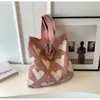 Nuevos bolsos de moda de celebridades de Internet para mujer, bolso de cubo de lana tejida, bolso de mano casual, bolsa para el almuerzo, venta al por mayor