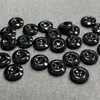 Botão preto de resina de quatro furos invertido, direto da fábrica, botão para calça social, acessórios de vestuário, acessórios em estoque