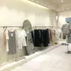 Loja de roupas Cabide de parede de aço inoxidável Barra Prateleira de exposição para loja de roupas de meninos e meninas Cabide de ombro único para celebridades da internet