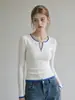 Tricô coreano de manga longa color block para mulheres, coleção outono 2026, com decote V, corte justo e silhueta elegante, perfeito como peça base. A14352