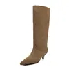 Botas compridas elegantes e simples, estilo britânico, de 5,5 cm de salto, modelo novo outono e inverno 2026, bico fino, salto fino, over-the-knee
