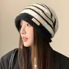 Gorro de Punto Rayado para Mujer Estilo Coreano Otoño e Invierno, Circunferencia de Cabeza Grande, Gorro Holgado que Adelgaza la Cara, Versátil, Cálido, Cortavientos, Gorro para el Frío