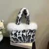 Nuevo bolso de mano de felpa con estampado de leopardo color rojo rosa para otoño e invierno, bolso tote de retazos de piel sintética de alta gama, bolso de nicho para mujer
