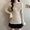 Nueva colección de otoño e invierno para mujer de talla grande: Diseños elegantes y chic para mujeres con curvas, presentando un suéter de punto trenzado, ajustado y de moda, con hombros descubiertos que crea una silueta favorecedora.