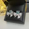Versa nuevo librito rojo Traje de colgante de mariposa súper hada Lujo ligero Nicho Brillante Alta calidad Azul marino Tesoro Aretes