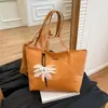 Bolsa Tote Grande Capacidade Nova Outono 2025 Bolsa de Ombro com Flores Casual Estilo Ocidental Bolsa de Ombro para o Dia a Dia
