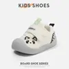 Novo Modelo Primavera 2026 Sapatos para Bebês e Crianças Pequenas para Meninas e Meninos, Sola Macia, Antiderrapante, Sapatos de Malha Respirável, Design de Desenho Animado para Crianças Pequenas
