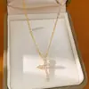 Colar com pingente de cruz em zircônia banhado a ouro 18k, corrente de clavícula de luxo leve de alta qualidade, corrente de pescoço moderna e versátil para mulheres
