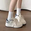 Zapatos Blancos Versátiles para Mujer 2026 Nuevos Zapatos de Otoño Deportivos Casuales Zapatos de Tabla Suela Gruesa Estilo Universitario Zapatos de Pan Tendencia