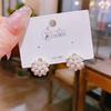 Aretes de Pan al Vapor Plano con Perlas de Arroz Pequeñas Aguja de Plata 925 Nuevo 2025 Blancos Elegantes Chanel Aretes