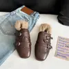 Zapatillas de punta con hebilla de estilo británico para mujer, zapatos de pelo, slip-on, mules planos para exteriores, cómodos, huecos tallados