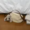 Bolso bandolera para mujer de felpa con sensación de otoño e invierno, súper popular, nicho, estilo nuevo, bolso de mano moderno y versátil, bolsa tote 2026