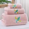 Toalla de dibujos animados bordada toalla de baño traje de vellón coral al por mayor serie pequeño dinosaurio suave absorbente toalla de bebé toalla para niños