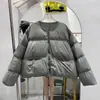 Chamarra de Plumón Dulce Color Caramelo para Mujer, Estilo Corto, Moda Invierno 2026, Talla Pequeña, Cuello Redondo, Plumón de Pato Blanco, Chaqueta Acolchada Cálida