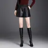 Pantalones cortos elegantes y modernos de piel sintética para mujer, nueva colección otoño 2026, de cintura alta, corte holgado, versátiles para usar en capas, pantalones casuales de corte bootcut