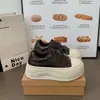 Zapatillas para estudiantes que aumentan la altura con correas de velcro, caña baja, suela gruesa, zapatos casuales versátiles para mujer, moda otoño 2026, suela suave