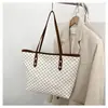 Bolsa Grande Casual e Fashion para Mulheres 2025 Primavera Nova Tendência Bolsa Tote Bolsa de Ombro Grande Capacidade para o Dia a Dia