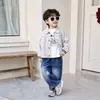Traje Informal de Pana de Tres Piezas para Niños, Otoño 2026, con Jeans, Fábrica de Ropa Infantil con Forro Tejido de Comercio Exterior