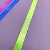 O fabricante fornece fita de poliéster brilhante de 1,5 cm para cordão DIY em estoque, disponível em 13 cores, amostras grátis disponíveis.
