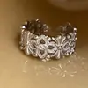 Anel Doce e Descolado de Padrão Vazado Pesado para Mulheres, Anel Aberto de Temperamento Fashion Versátil Empilhável, Anel de Dedo Indicador com Design de Nicho
