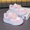 Zapatillas de velcro para niñas, estilo primavera y otoño, zapatillas casual de princesa con lazo rosa, zapatos blancos de suela suave, zapatillas deportivas para niños