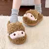 Zapatillas de algodón de borreguito suaves y mullidas, nuevo modelo otoño e invierno 2026, estilo dulce y lindo, zapatos peludos de entrada para el hogar cálidos