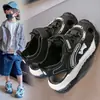 Sandálias Fechadas para Meninas 2026 Novo Estilo de Verão Sandálias Esportivas de Botão para Crianças Sandálias de Praia Sandálias Antiderrapantes Impermeáveis para Meninos