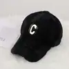 Chapéu de Pelúcia Feminino Outono e Inverno Chapéu Preto Realça o Rosto Veludo Pequeno Espessado Quente Letra C Copa Rígida Chapéu de Beisebol