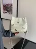 Bolsa de Cubo con Cordón Estilo Coreano Nicho Estilo Suave con Pliegues de Mariposa, Cadena de Bolas Doradas, Bolso Cruzado con Cordón para Mujer en Stock